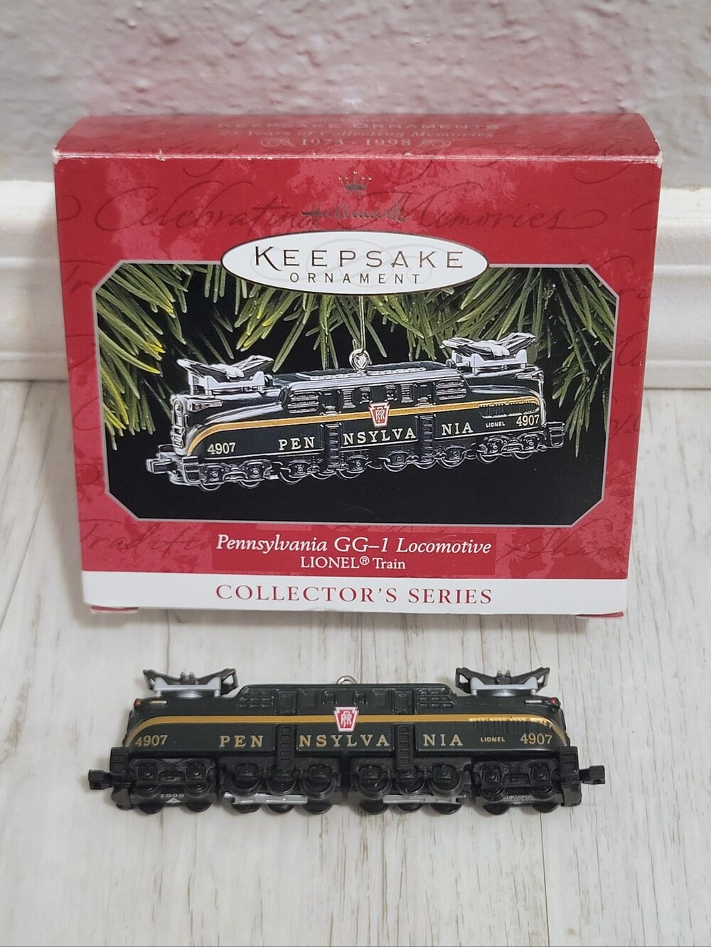 1998 Hallmark Keepsake Lionel Pennsylvania GG-1 Locomotive Ornament QX6346 Train